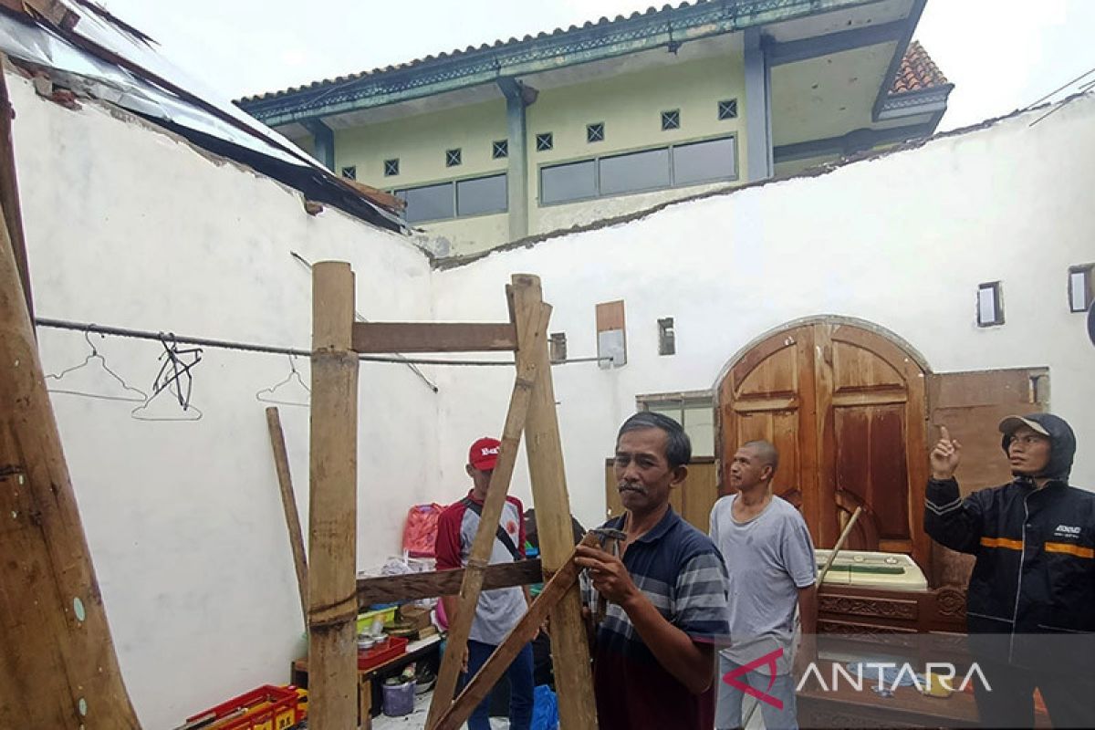 Sejumlah rumah rusak akibat dilanda angin kencang di kota Batu