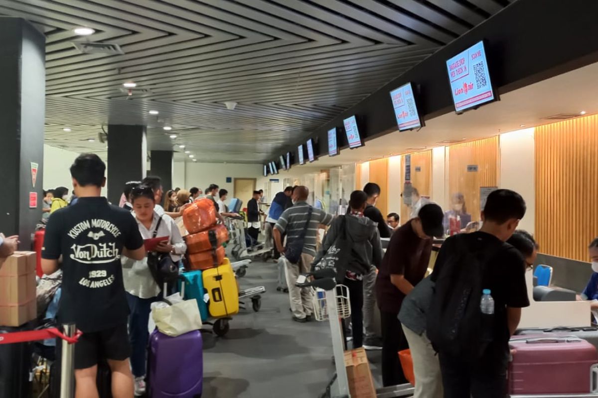 Arus penumpang di Bandara Juanda masih cukup tinggi