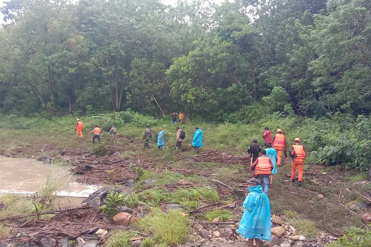 Tim SAR cari korban terseret banjir di Manggarai Barat