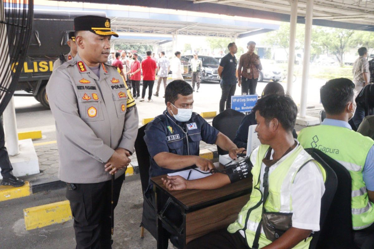 Peringati May Day Polres Bandara Soekarno-Hatta gelar kegiatan bakti sosial