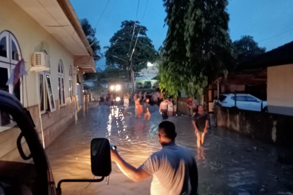 BPBD: Kampung di Kota Praya Lombok Tengah dikepung banjir