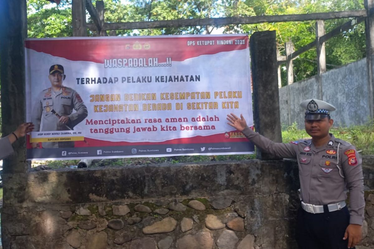 Polisi gencar memasang spanduk imbauan libur Lebaran Topat