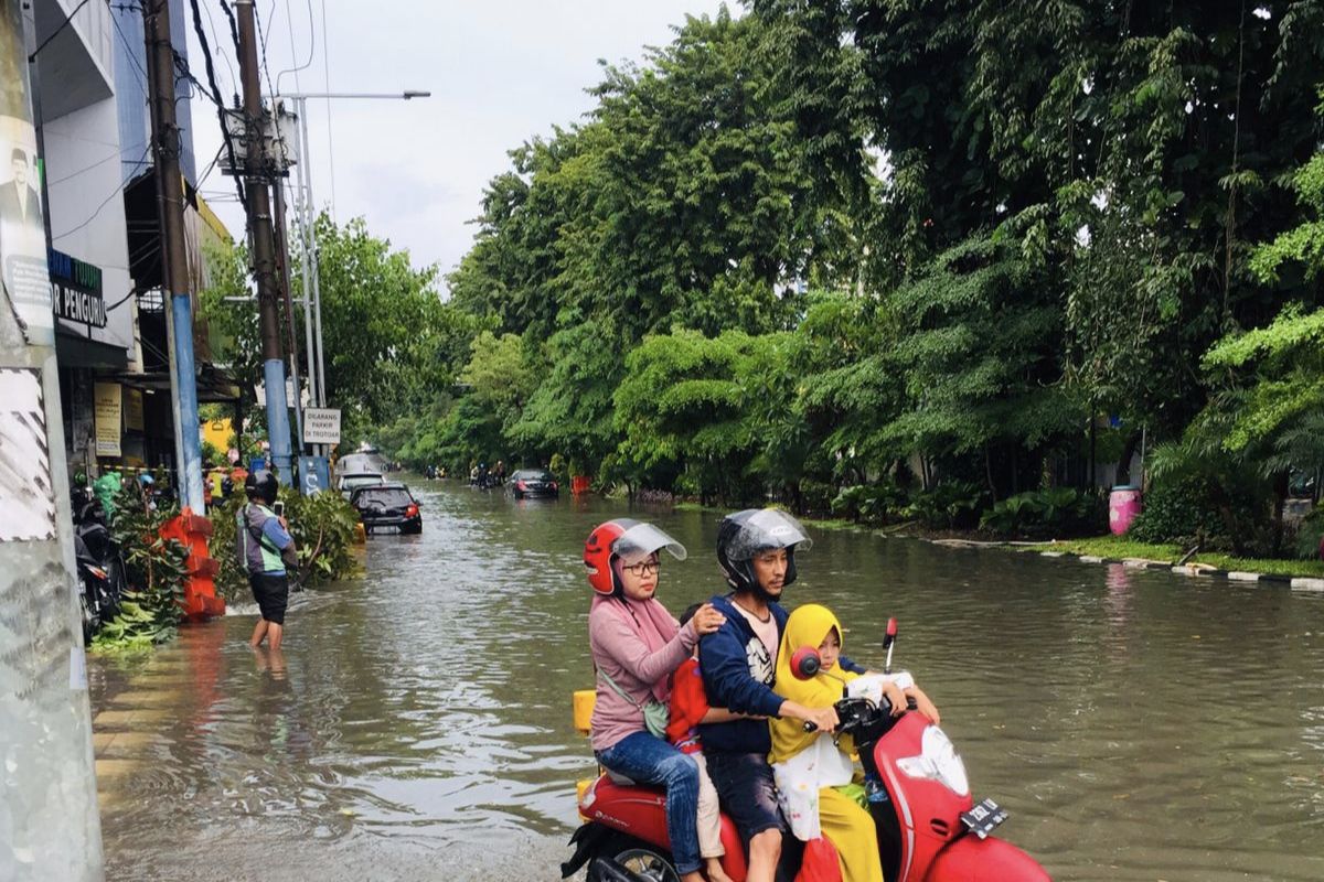 Hujan deras di Surabaya, Jalan Mayjen Sungkono sempat tenggelam
