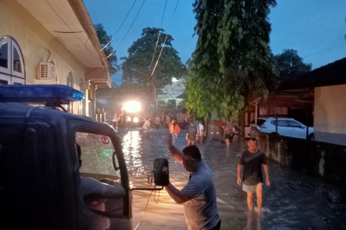 Asrama Polres Lombok Tengah NTB direndam banjir