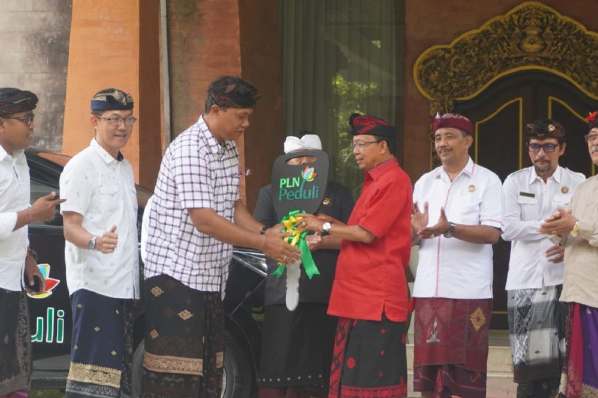 PLN bantu mobil tanggap bencana kepada Majelis Desa Adat Bali