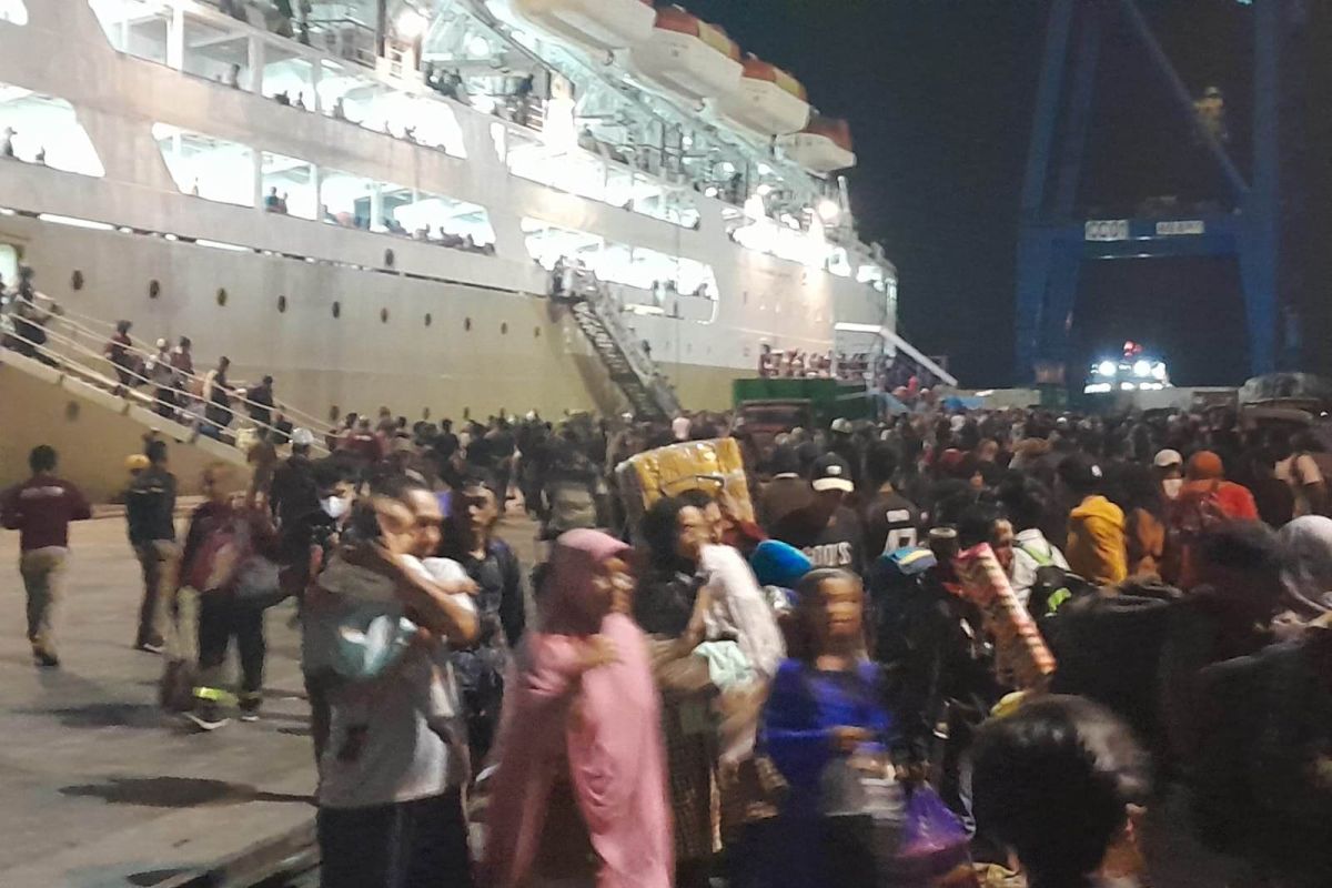 Ribuan  pemilir tiba di Pelabuhan Ahmad Yani Ternate
