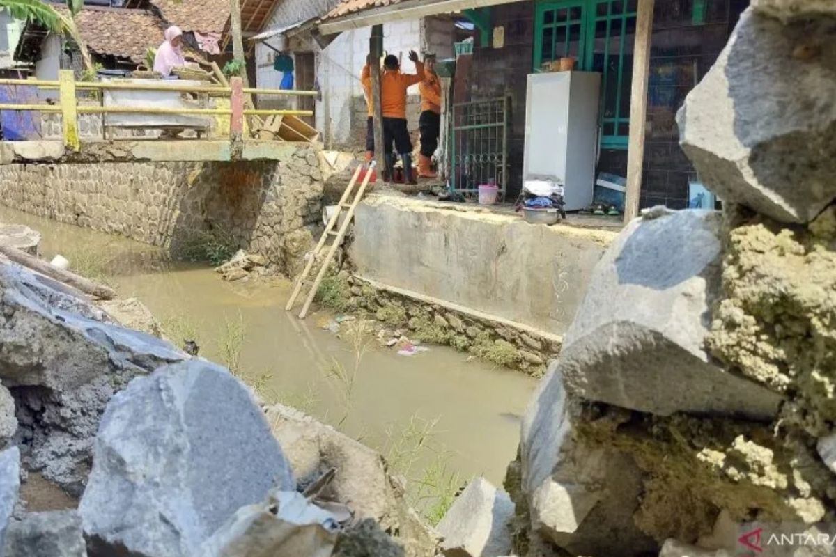 BPBD Jabar kirim logistik ke lokasi banjir bandang Leuwisadeng