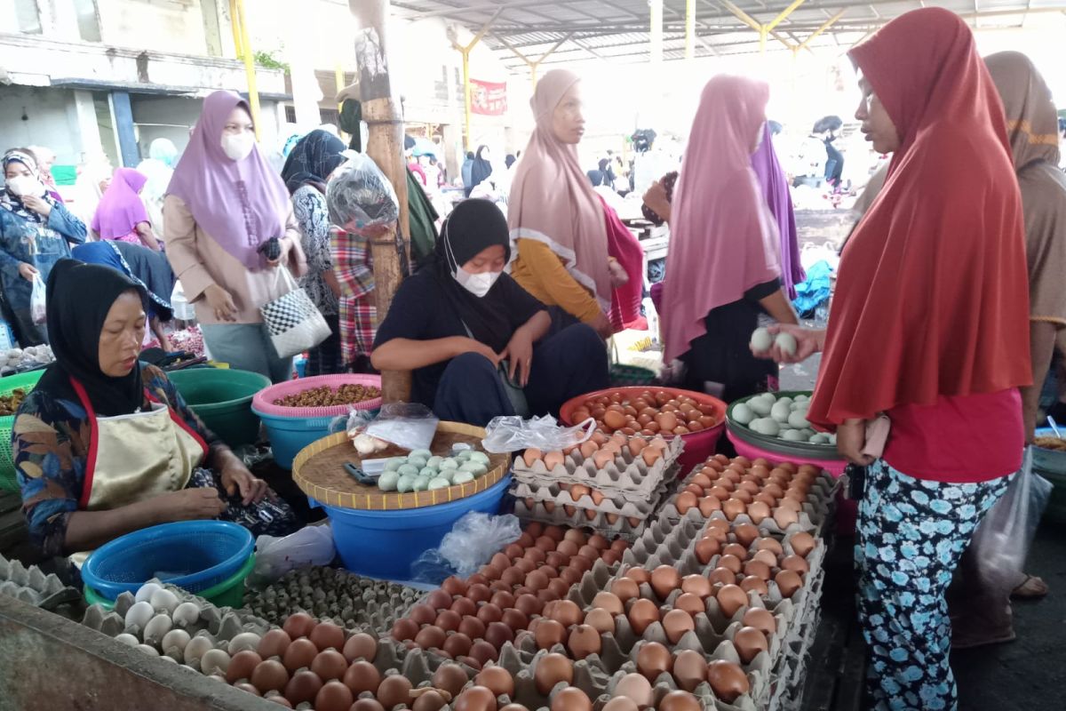 Disdag Mataram menggelar operasi pasar murah telur stabilkan harga
