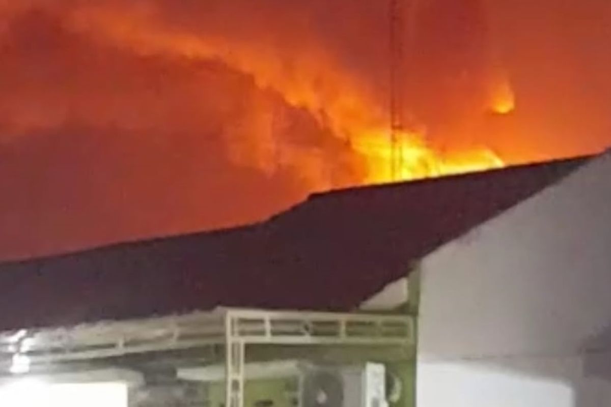 Warga rekam api obor kilang Pertamina Dumai membesar