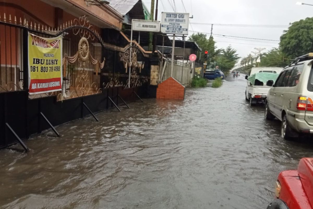 Ruas jalan di Kota Praya dikepung genangan air