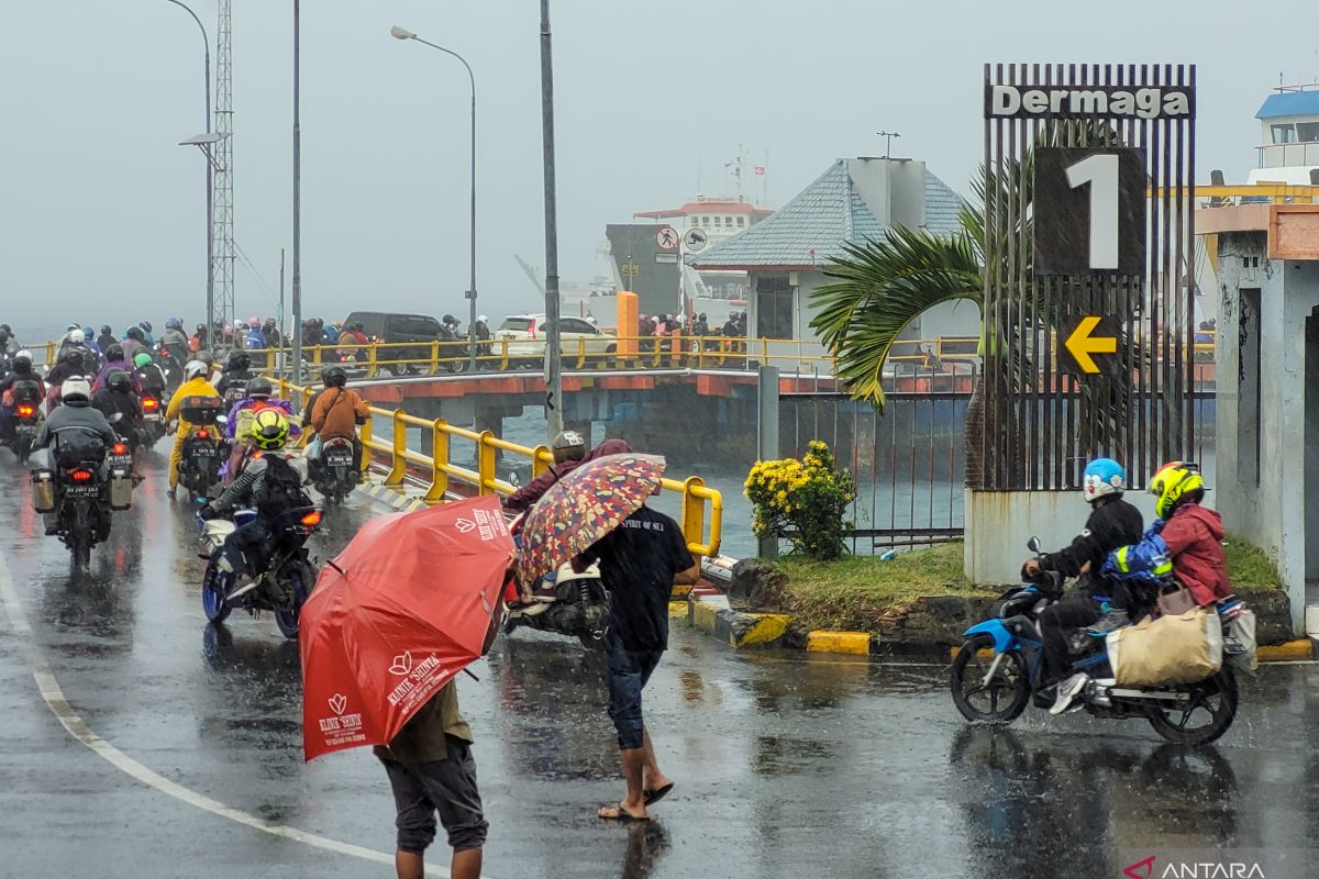 Penyeberangan Ketapang-Gilimanuk ditutup sementara karena cuaca buruk Sabtu siang