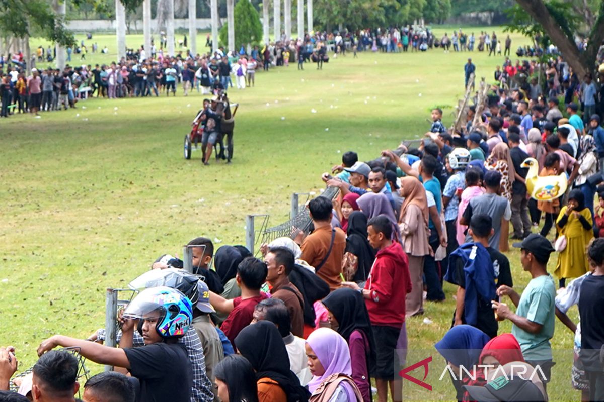 Ribuan masyarakat padati lomba karapan sapi di Kabupaten Gorontalo