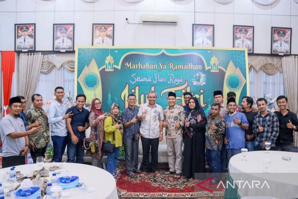 Bincang akrab Kamsol dan wartawan PWI Kampar