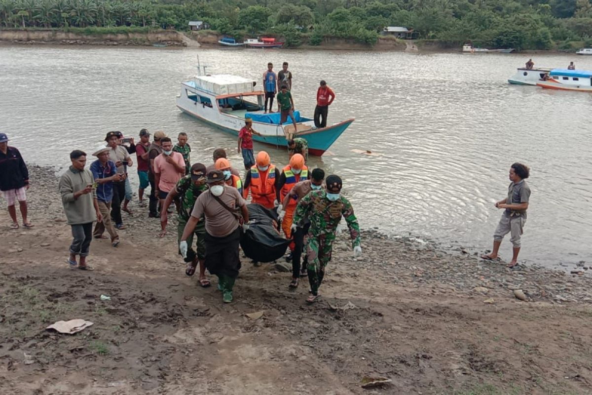 Tim SAR evakuasi korban tenggelam di Mabar