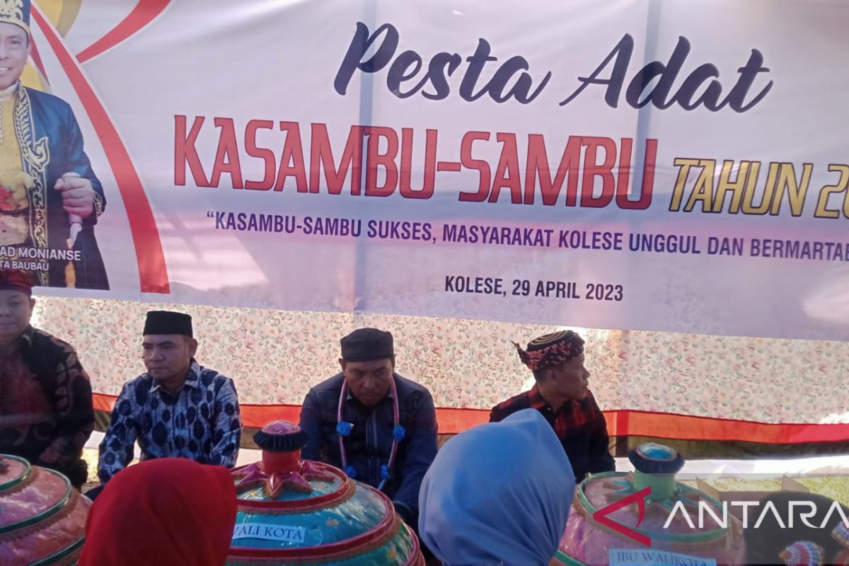 Wali kota Baubau berikan apresiasi adat Kasambu-Sambu warga Kolese