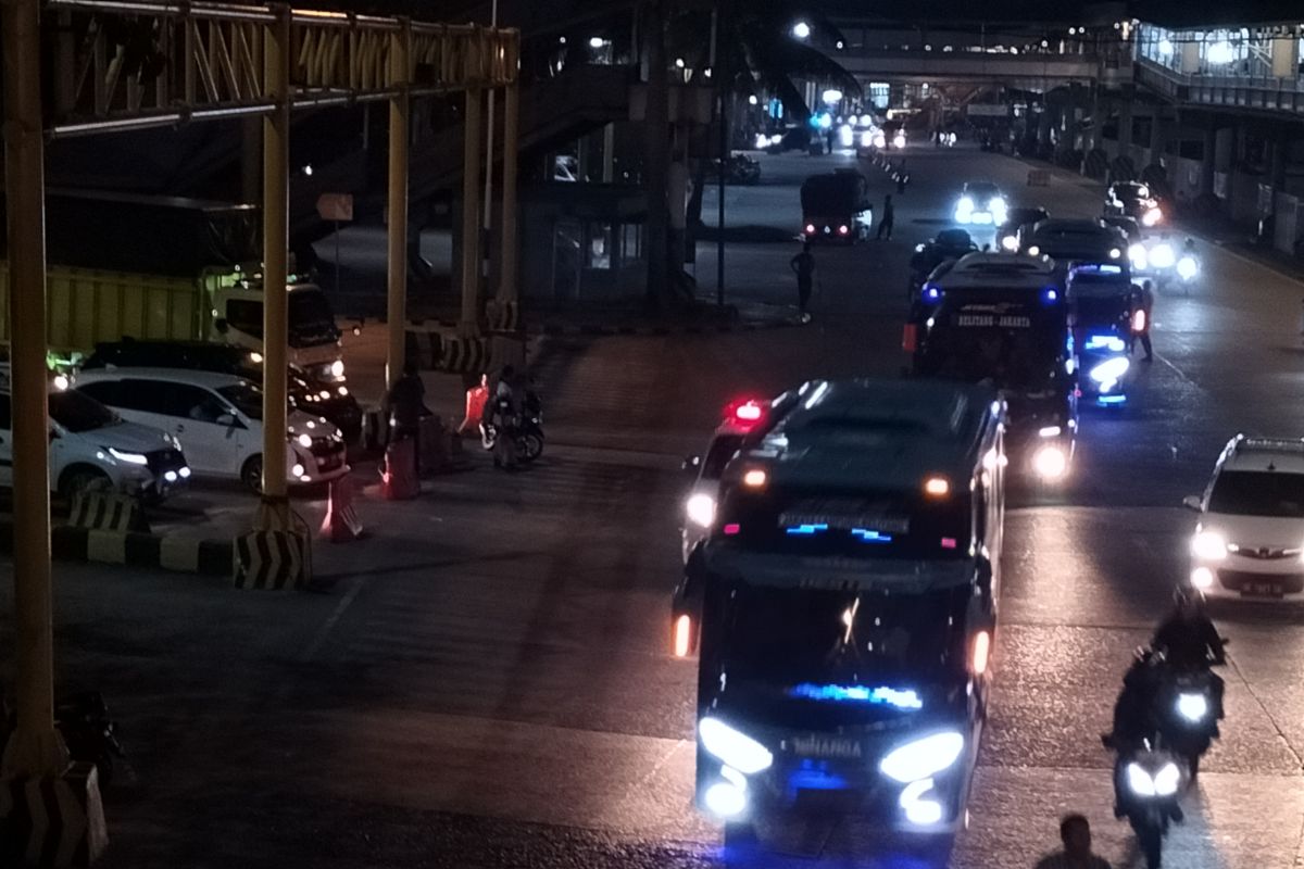 Aktivitas pemilir di Pelabuhan Bakauheni ramai lancar pada H+6 malam