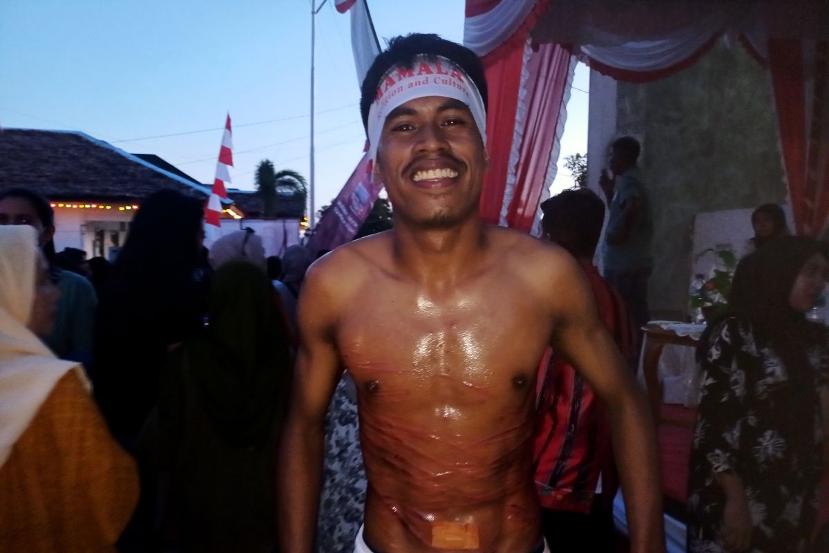 Pemain Barito Putera ikut atraksi pukul manyapu di Mamala  Maluku