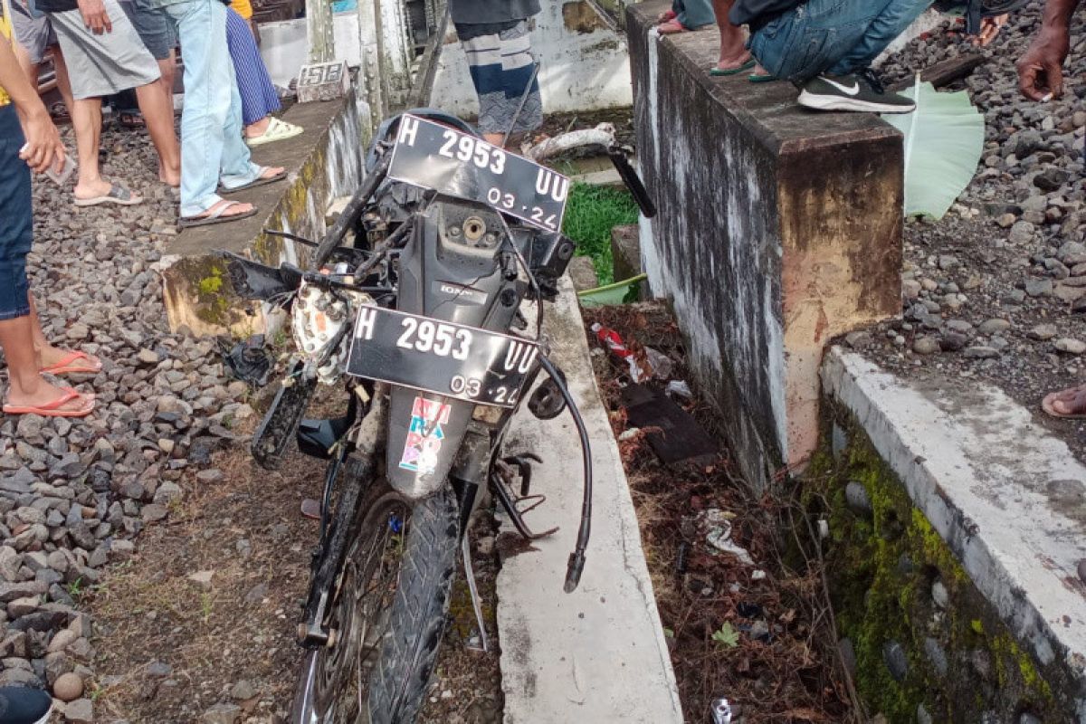 KA Argo Sindoro tabrak sepeda motor di Kaliwungu Kendal