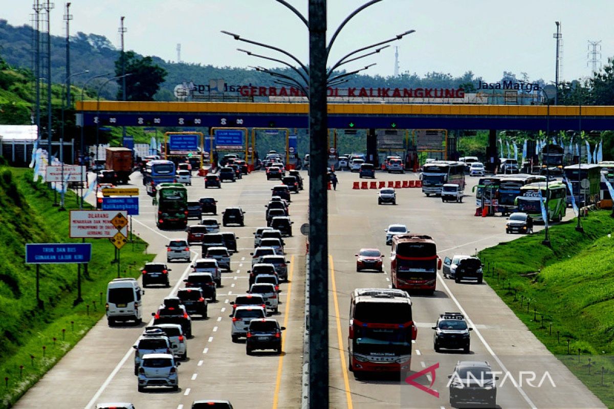 Arus kendaraan masuk gerbang Kalikangkung ke arah Jakarta padat