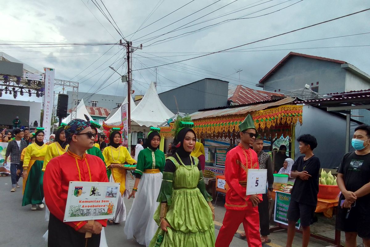 Warga Kampung Baru menggelar karnaval ramaikan Festival Lebaran Mandura
