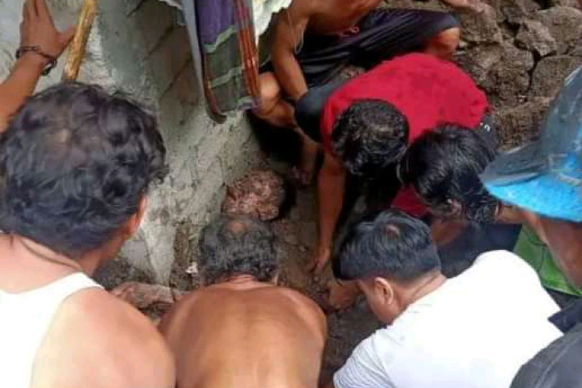 Seorang warga tewas tertimbun longsor di Lombok Barat