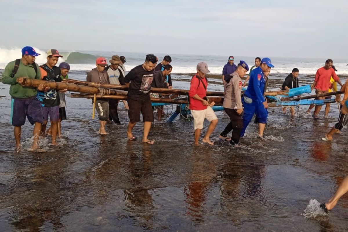 Tim SAR gabungan lakukan pencarian nelayan hilang akibat kapal terbalik di laut Garut