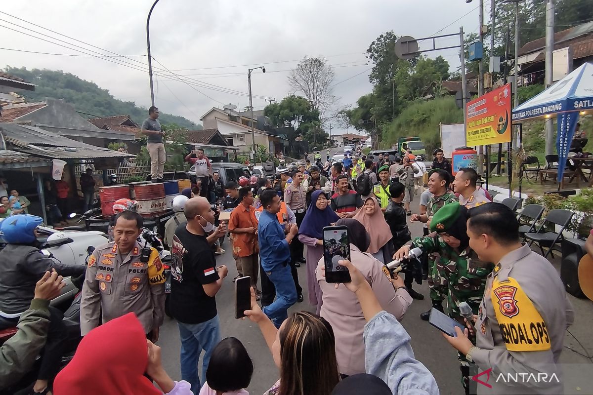 Pemusik jalanan hibur pemudik terkena penutupan di Nagreg saat one way