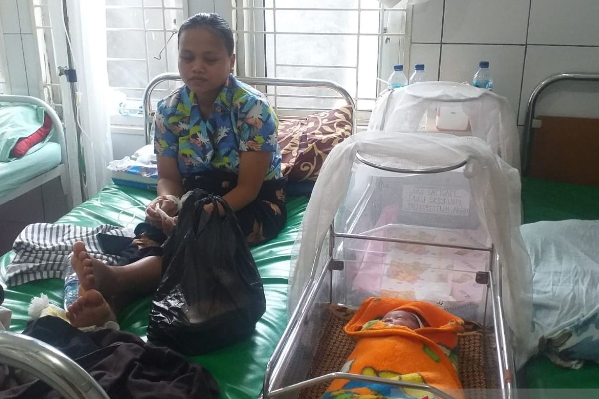 Anggota Polsek Cireunghas Sukabumi selamatkan ibu hendak melahirkan