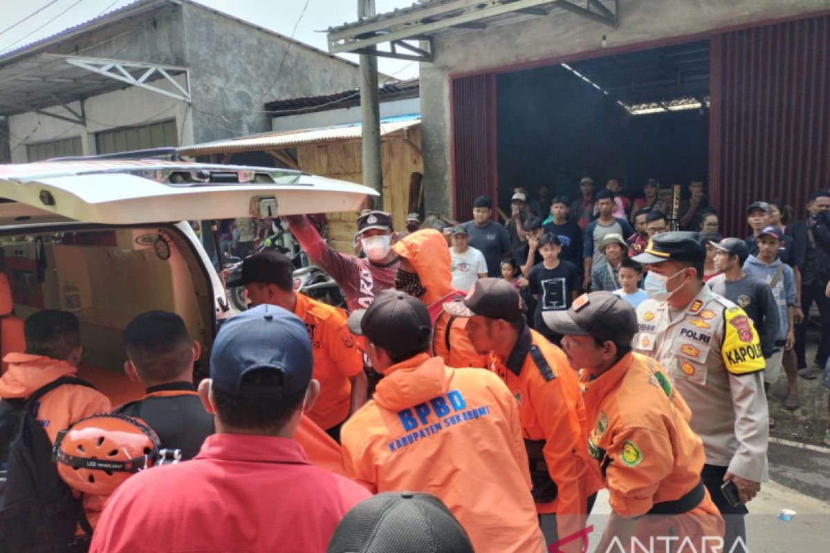 Tim SAR evakuasi jasad gadis asal Cianjur yang tenggelam di sungai Cibuni Sukabumi