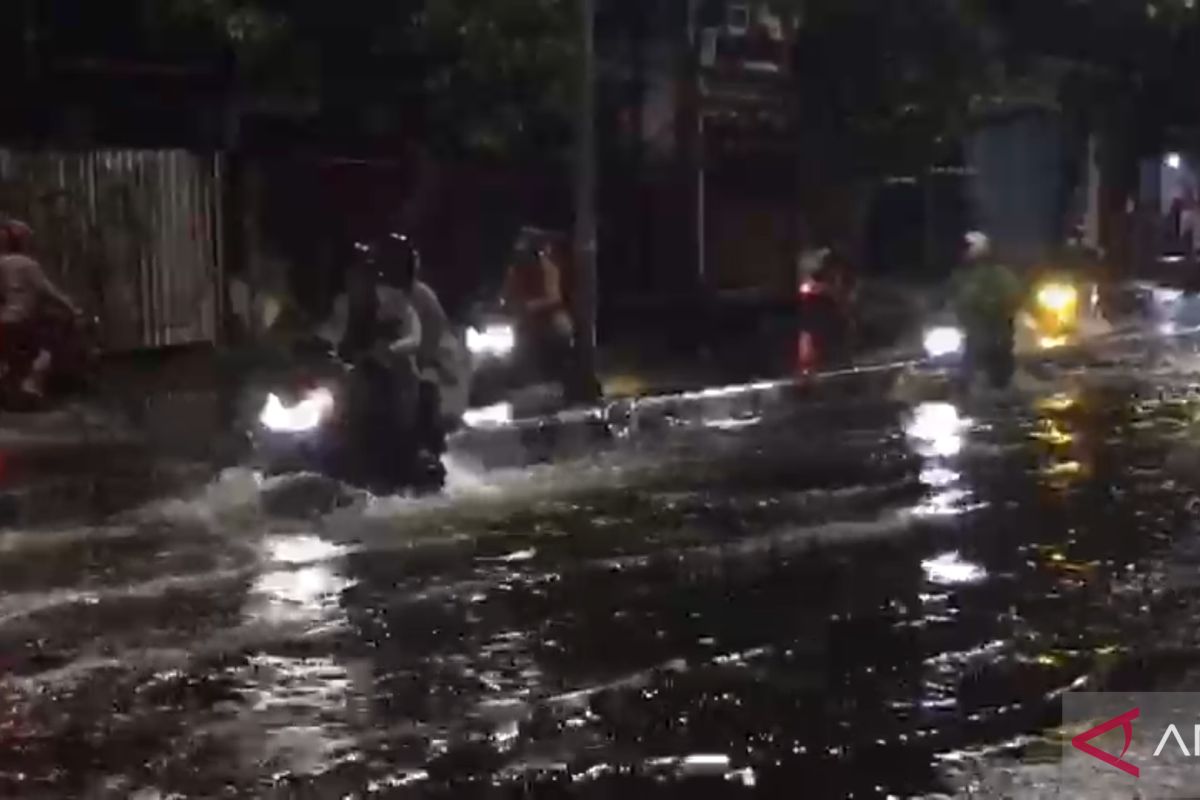 Beberapa Damkar mengurangi ketinggian genangan air di Jalan Raya Kalirungkut