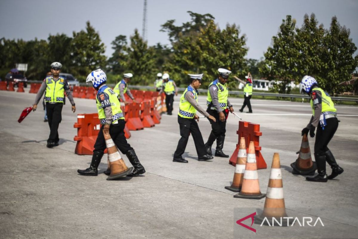 Tol Jakarta-Cikampek diterapkan buka tutup contraflow atasi kepadatan