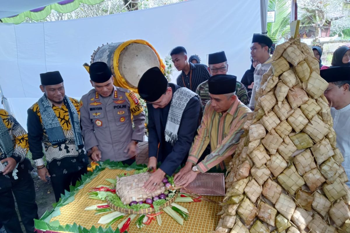 Pemkot Mataram menggelar perayaan "Lebaran Topat" upaya menjaga tradisi