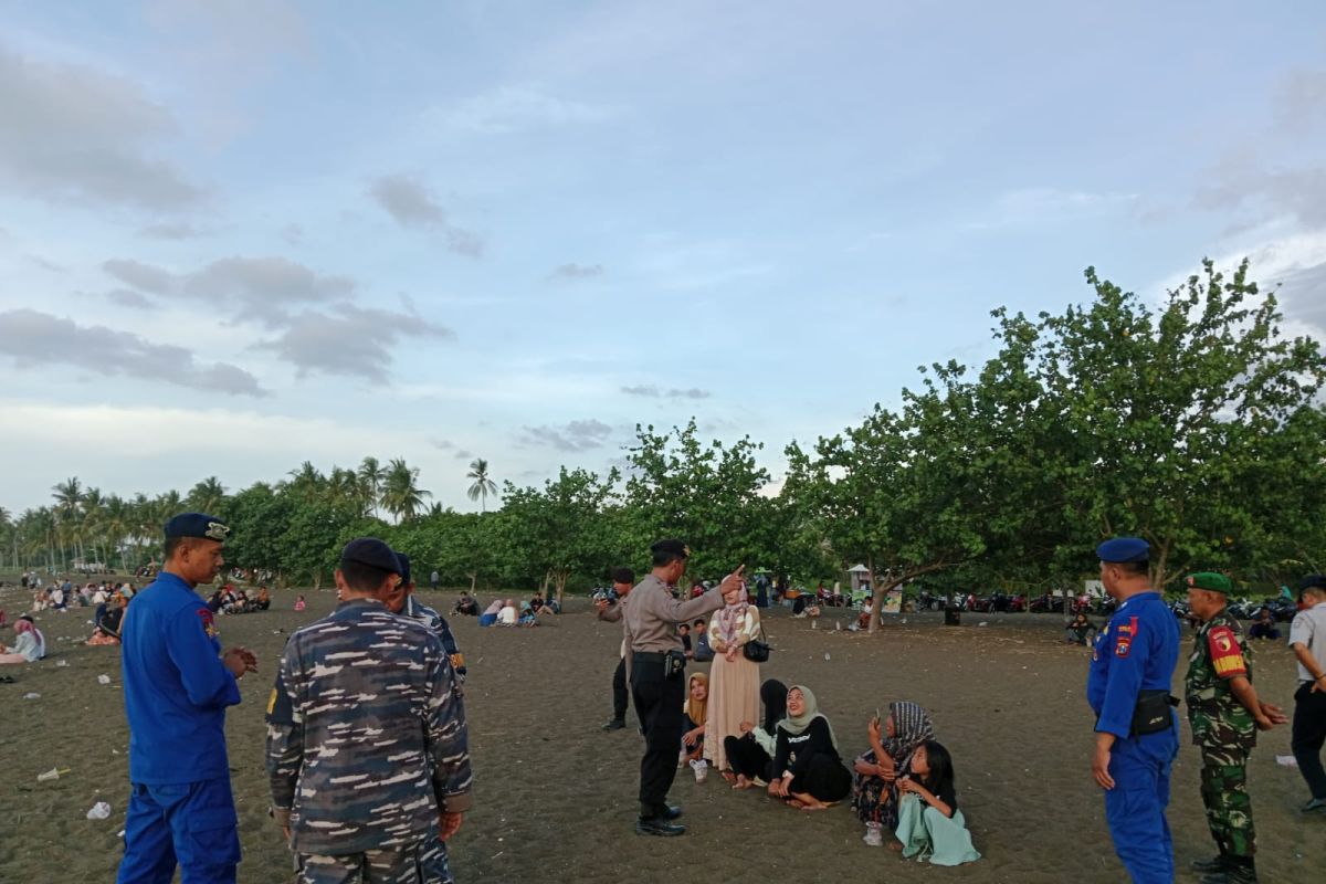 TNI/Polri kolaborasi patroli keamanan destinasi wisata di Situbondo