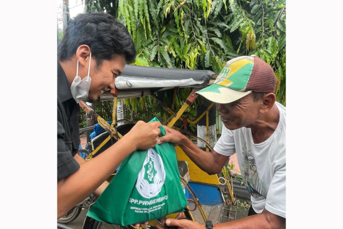 Serikat Pekerja Pertamina Patra Wijayakusuma Cilacap bagikan ratusan paket sembako