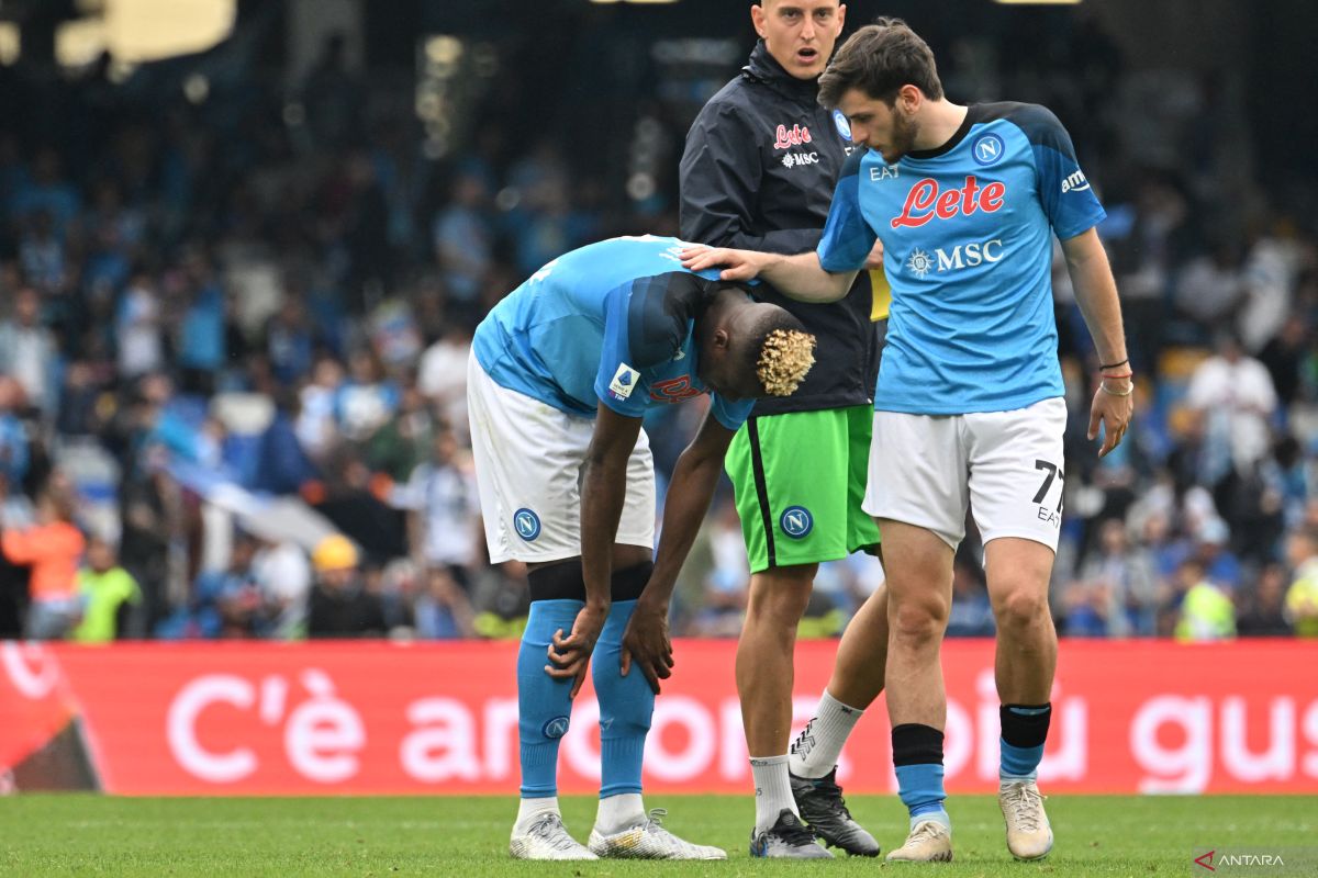 Pesta juara Napoli tertunda