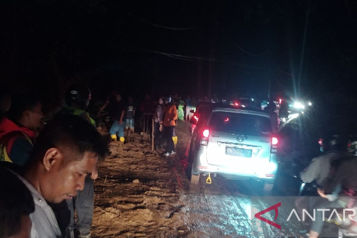Arus lalu lintas Sumbar-Riau lumpuh akibat longsor