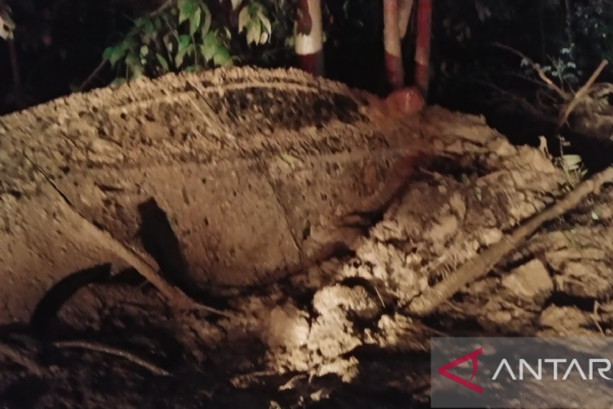 Satu mobil tertimpa longsor di Jalan Sumbar-Riau