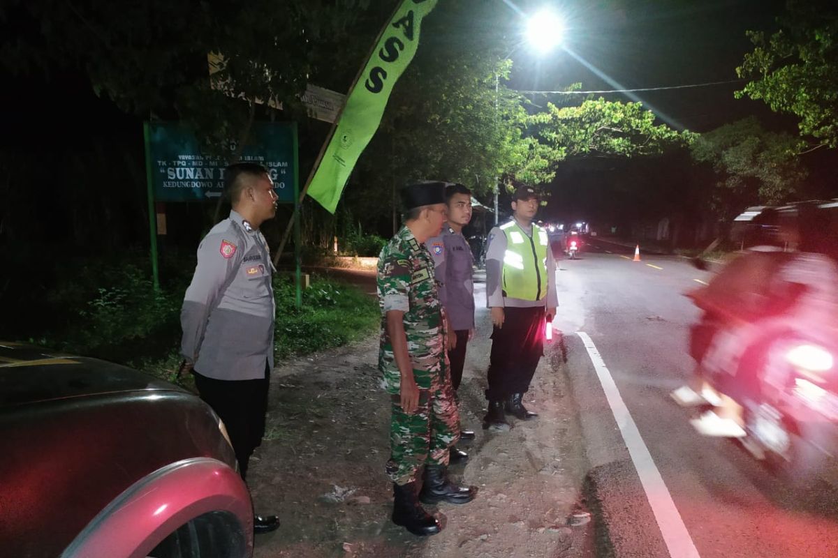 Petugas gabungan TNI/Polri menggelar patroli di jalur pantura Situbondo
