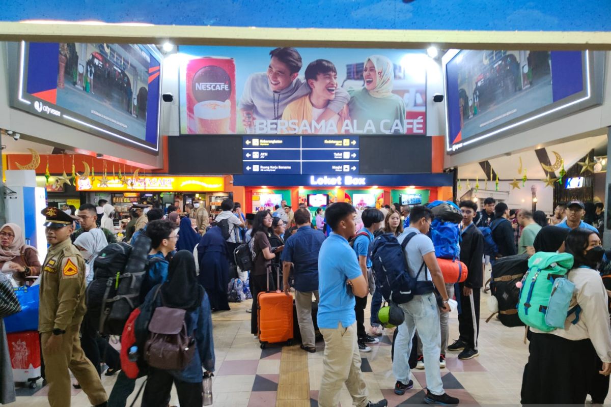 Stasiun Bandung masih ramai arus balik di Minggu malam