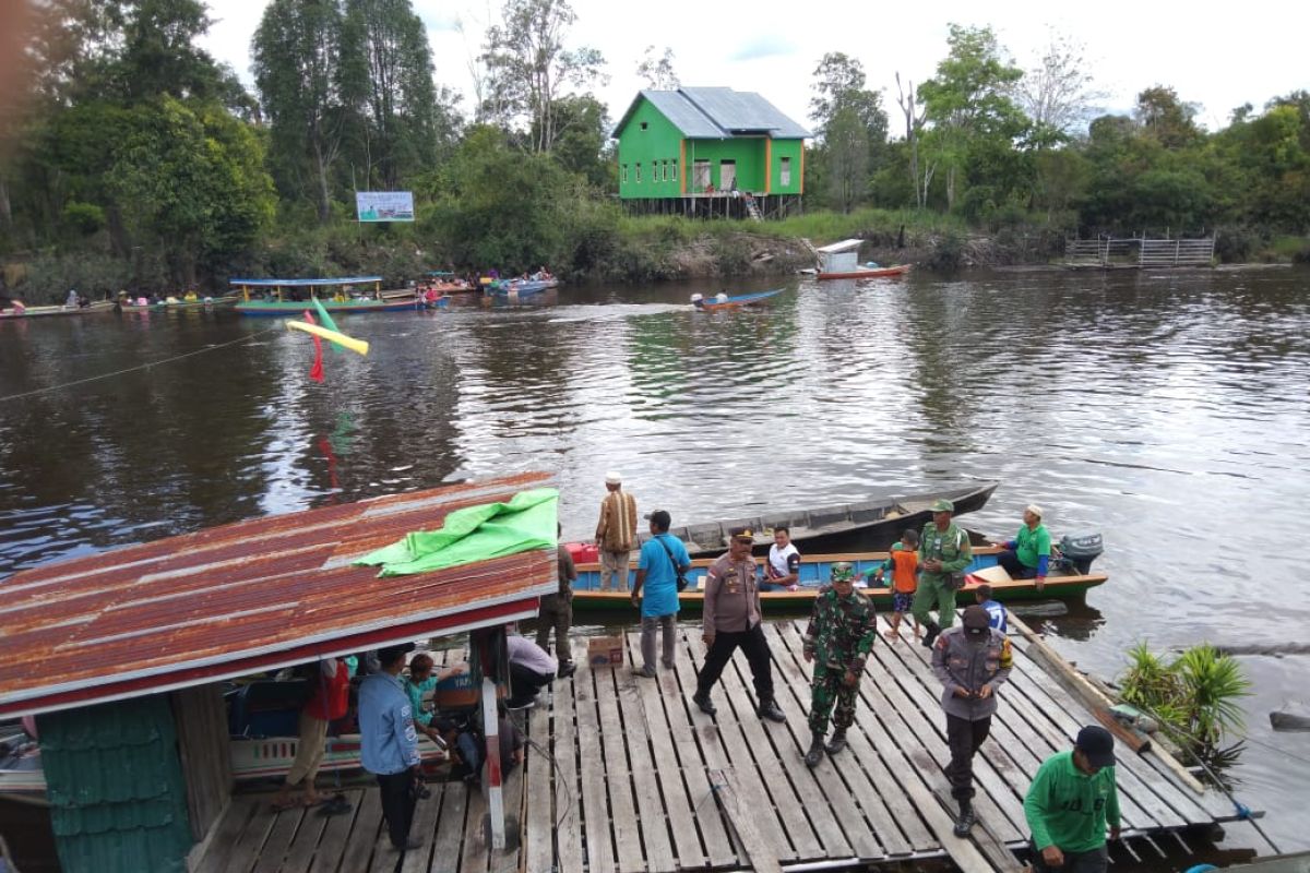 TNI-Polri berikan pengamanan lomba sampan di Suhaid Kapuas Hulu