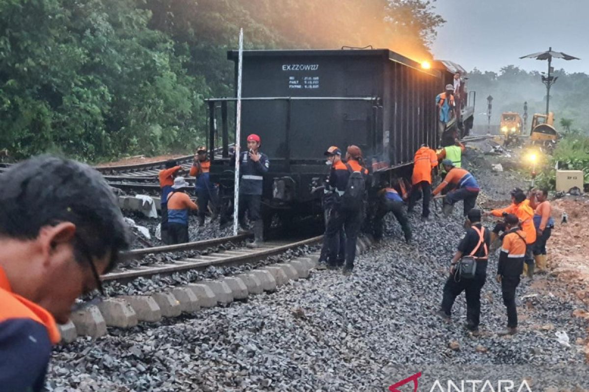 Alat berat dikerahkan bersihkan longsor di jalur KA