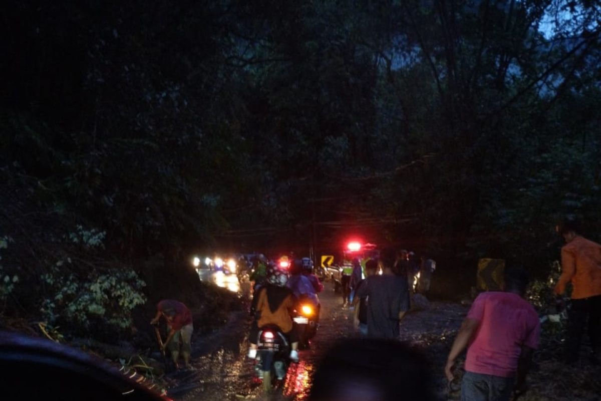 Longsor seret satu unit mobil, jalan Sumbar-Riau masih buka tutup