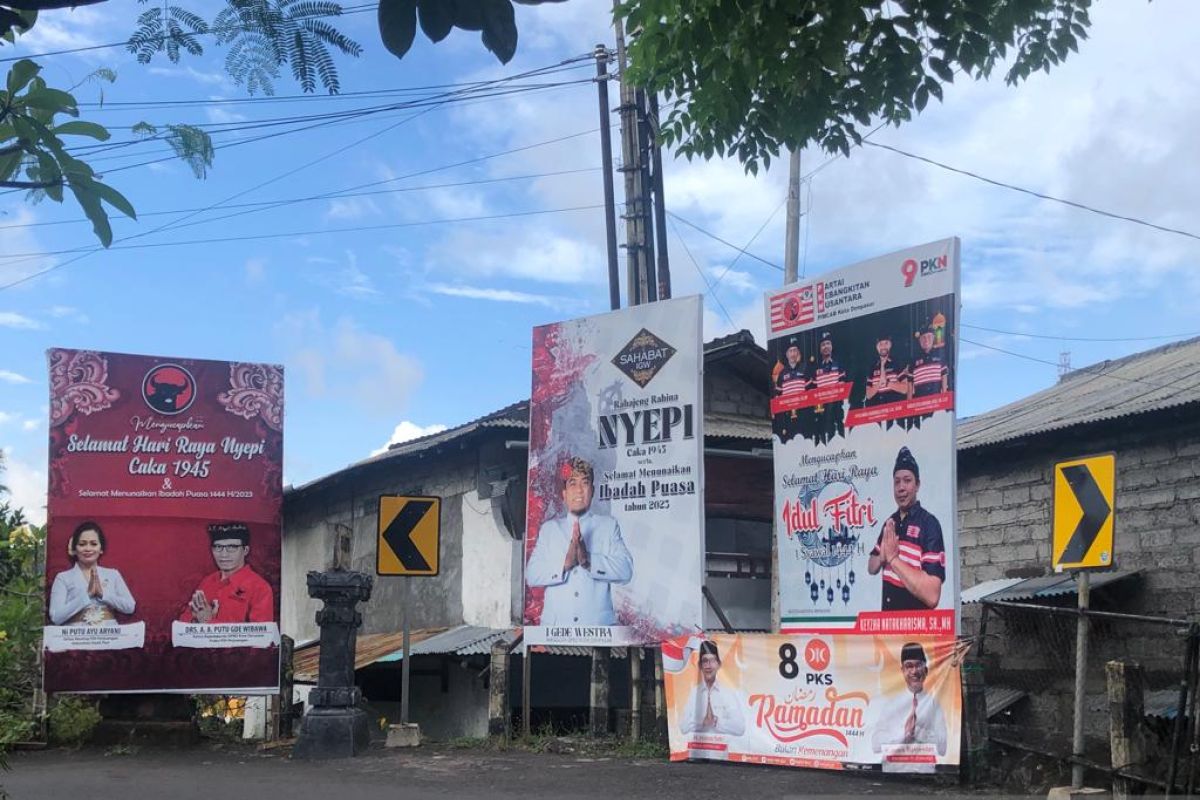Satpol PP Bali bersihkan baliho politik yang kedaluwarsa