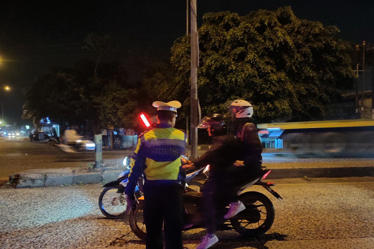 Polisi mengarahkan pemilir bermotor ke Pelabuhan Panjang
