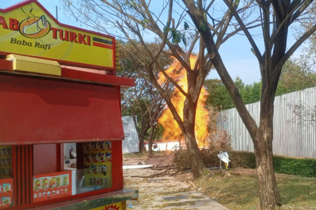 Penanganan semburan api di rest area KM 86 B Cipali terus ditangani