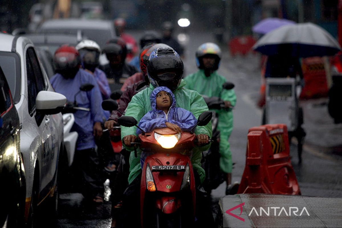 Reklame roboh saat hujan deras di Bogor, timpa lapak sate dan 2 motor