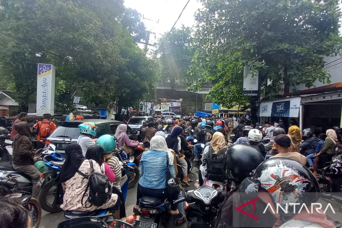 Urai kepadatan di jalur wisata Sukabumi, polisi berlakukan one way