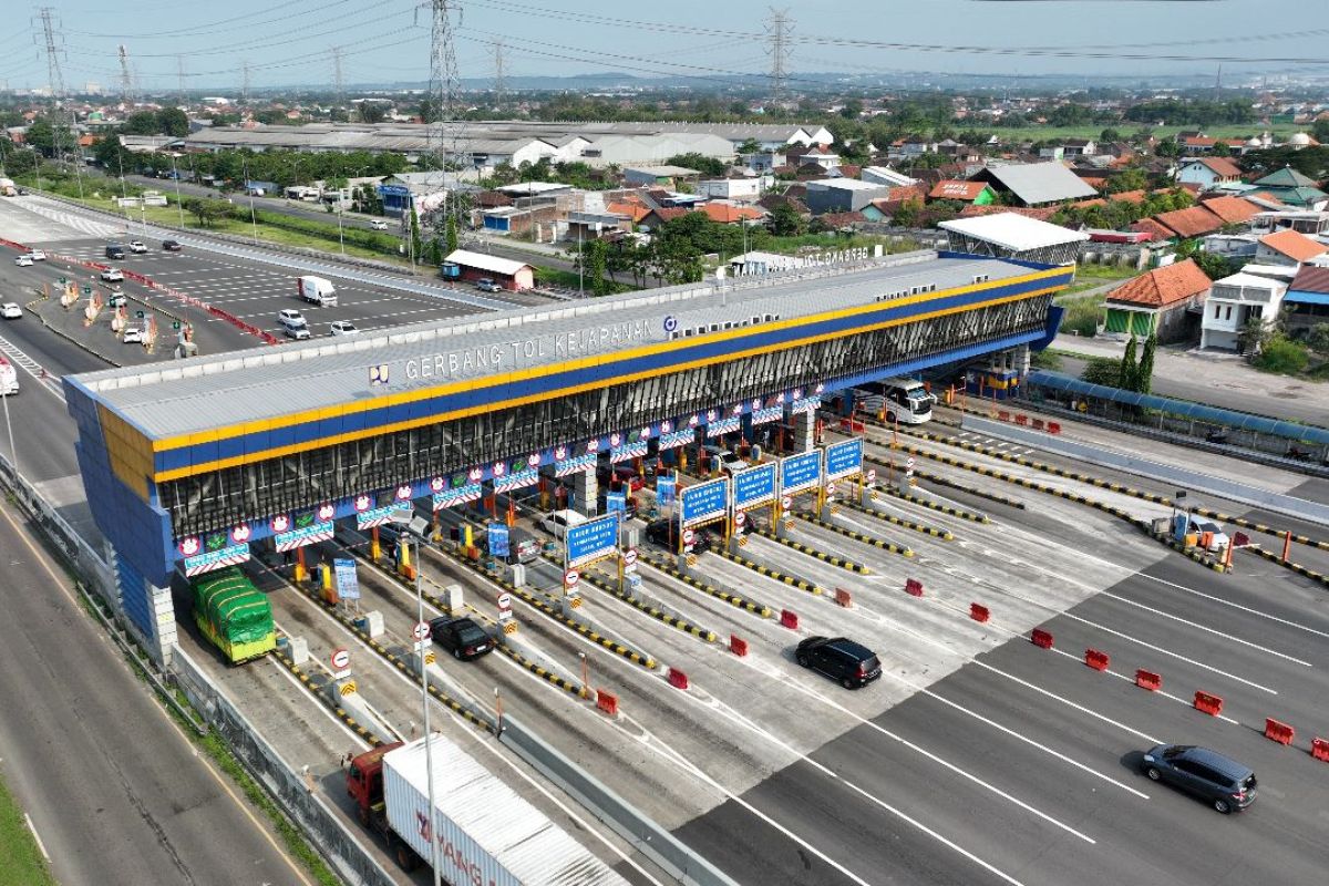 Jumlah kendaraan tinggalkan Surabaya di dua gerbang tol meningkat