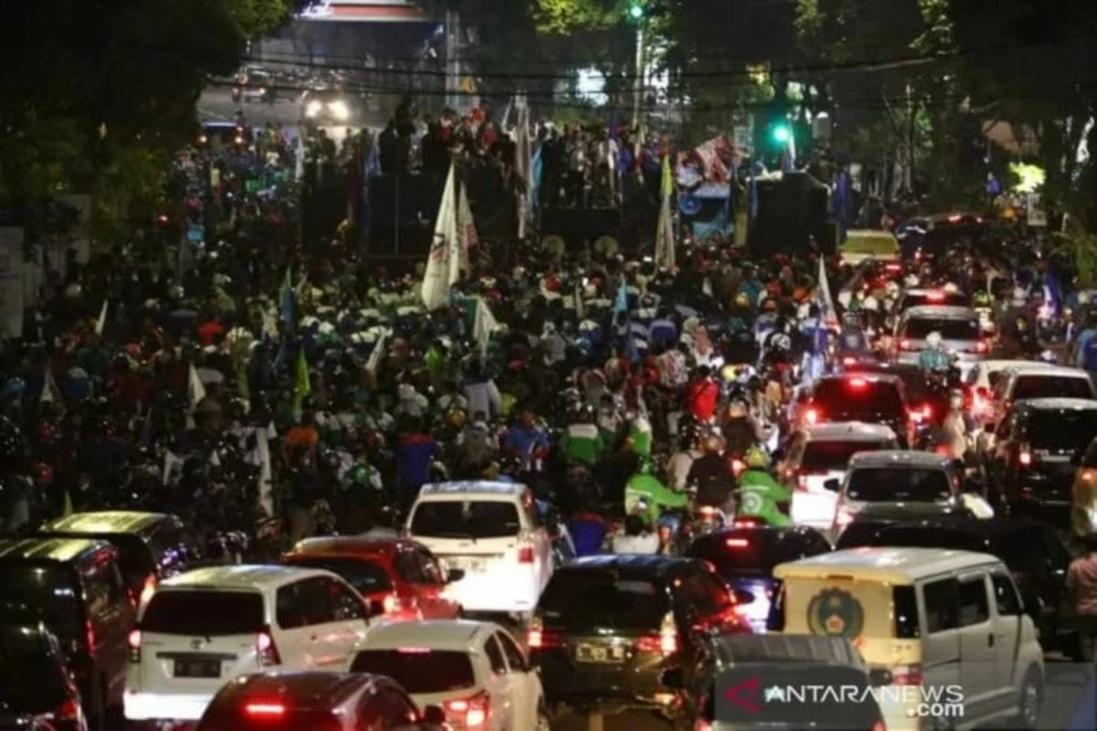 Polisi siagakan ribuan personel dan kanalisasi lalin saat 'May Day' di Surabaya