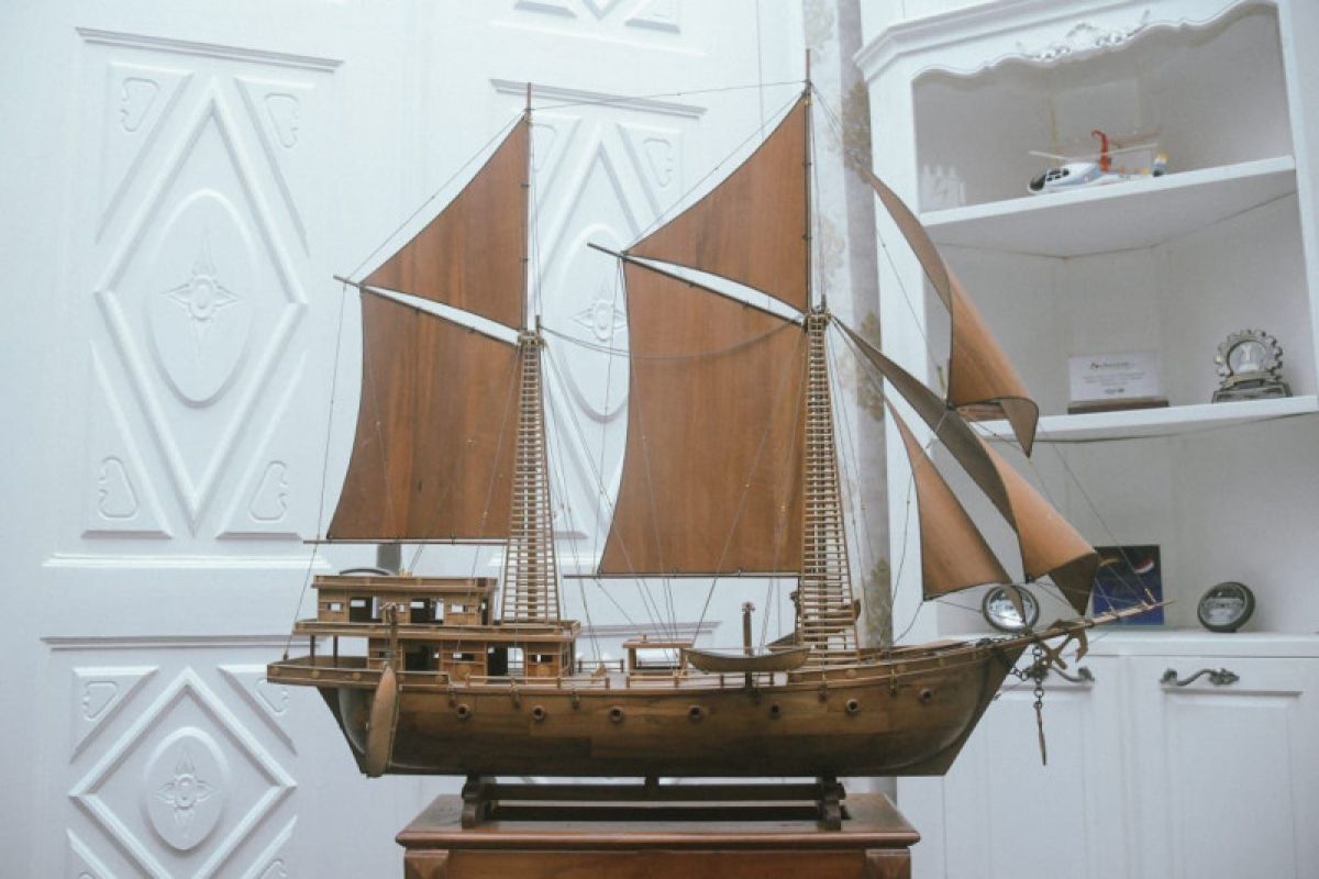 Miniatur kapal nusantara berbahan kayu jati dari Purwakarta diminati diplomat dunia